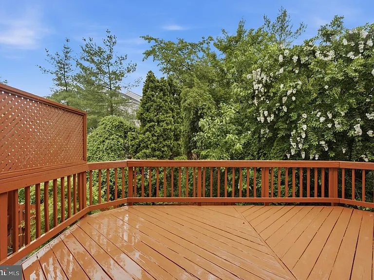7035 Kings Manor Dr — Photo 20