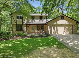 4457 Fettig Trl, White Lake, MI 48383