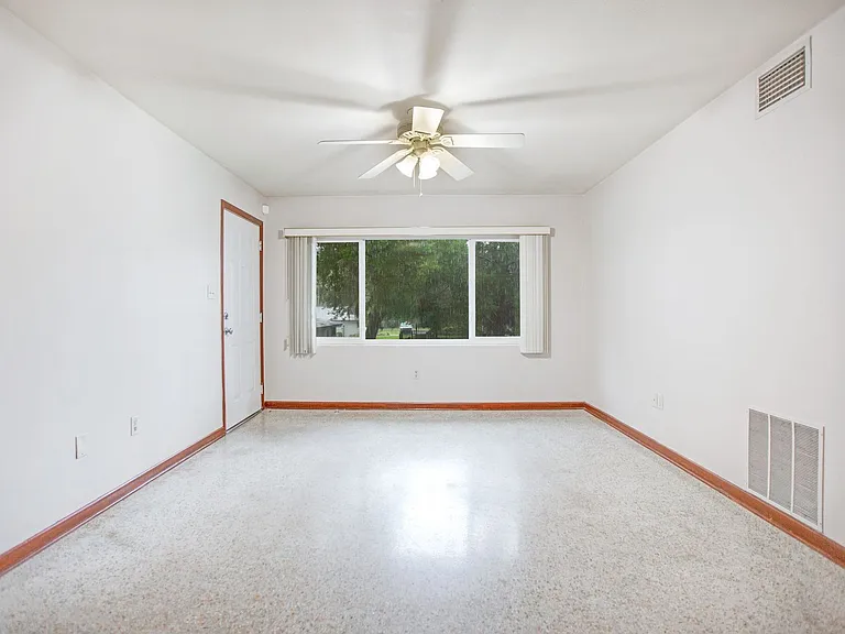 1820 NW 10th St — Photo 48