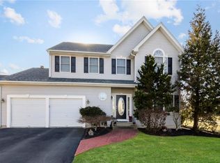 5 Rose Bush Cir, Cranston, RI 02921