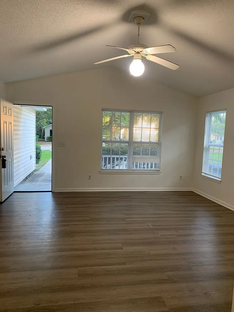 3 Bedroom 2 Bath House on Charter Drive Available Now — Photo 2