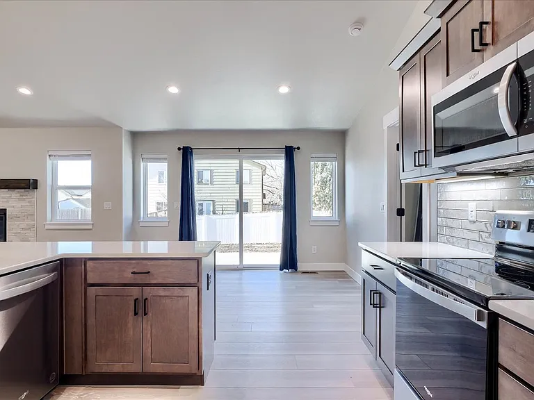 910 Phipps Ave — Photo 16