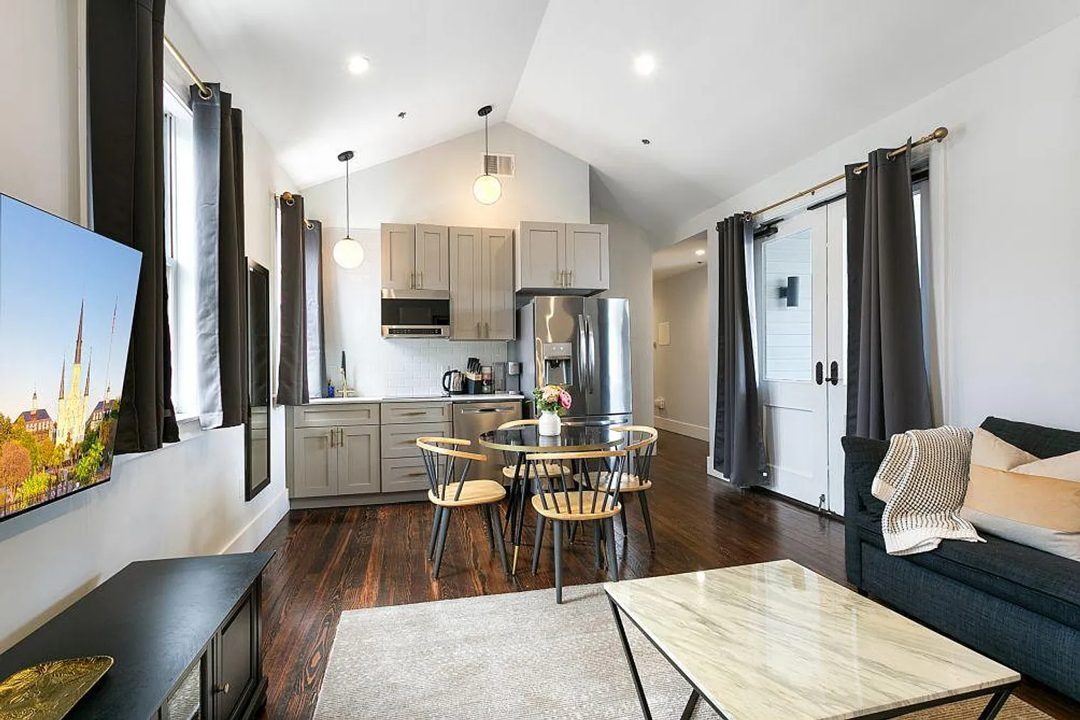2 bed, 2.0 bath, 753 sqft, $4,946 — Photo 3