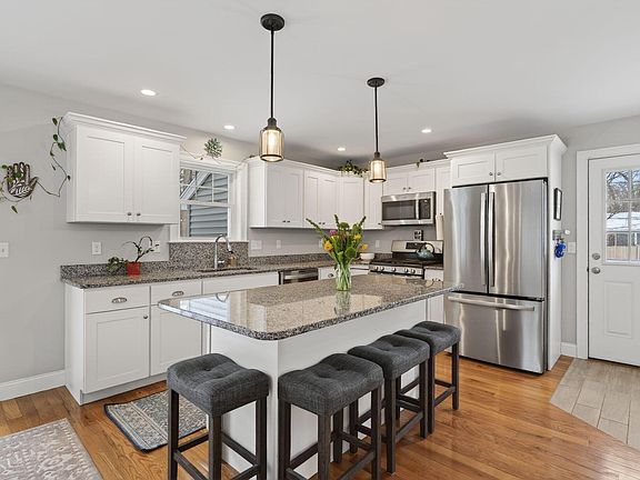 4th image of 12 Robinson Road