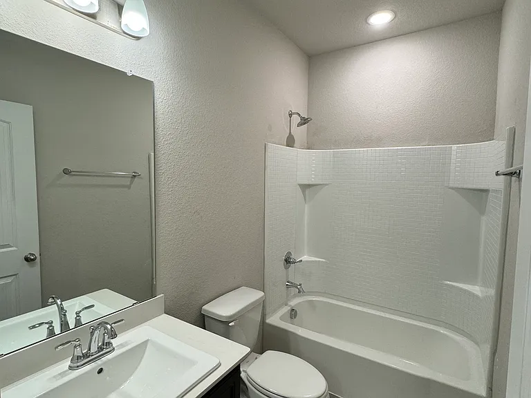 6033 Seguin Ct — Photo 18