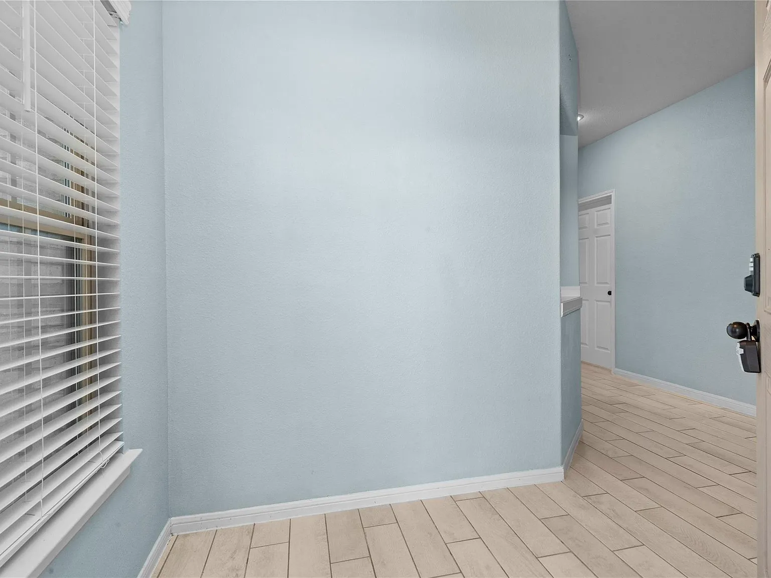 3 bed, 2.0 bath, 1411 sqft, $2,050 — Photo 4
