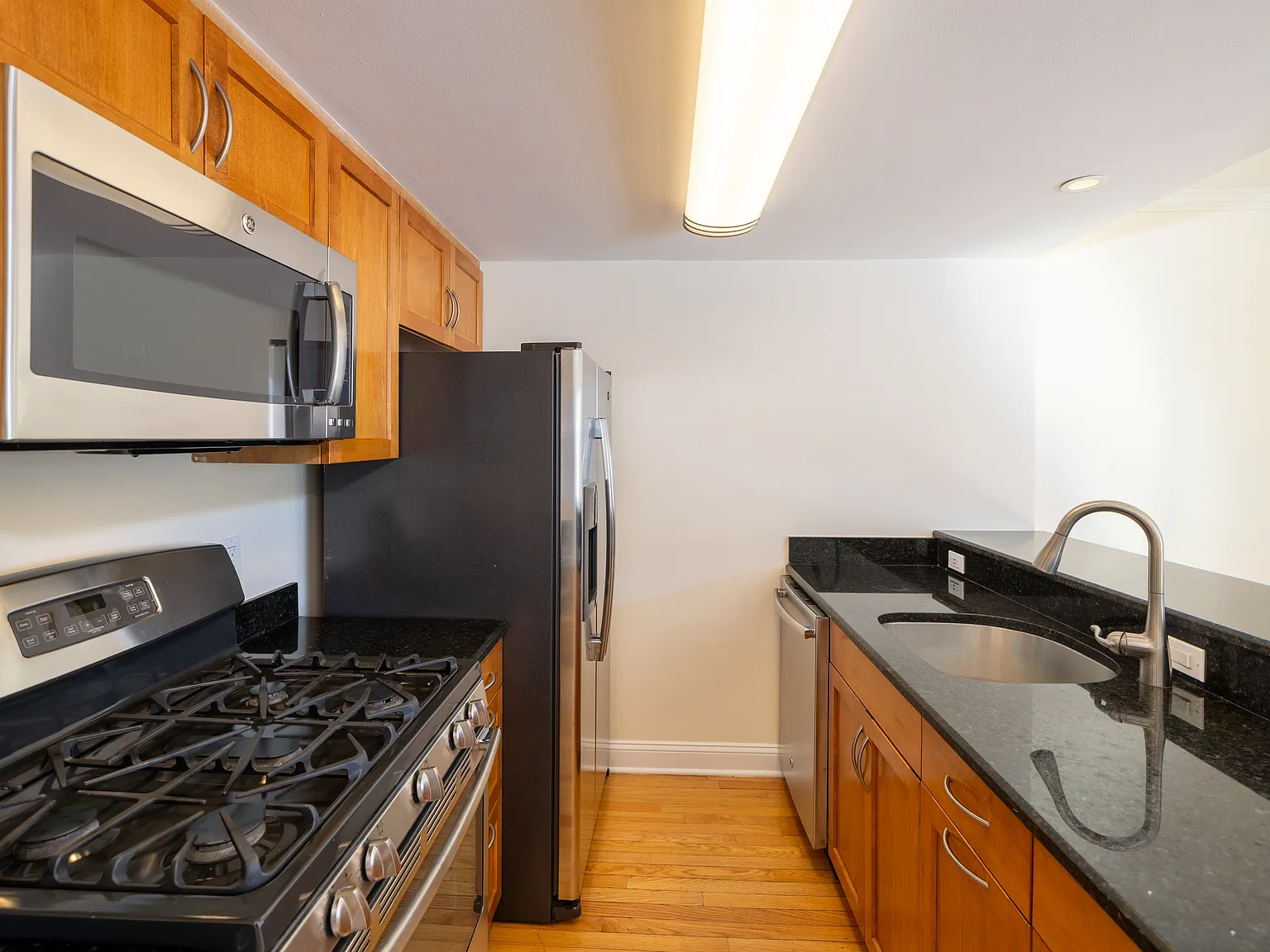 2 bed, 1.5 bath, 984 sqft, $3,720 — Photo 3