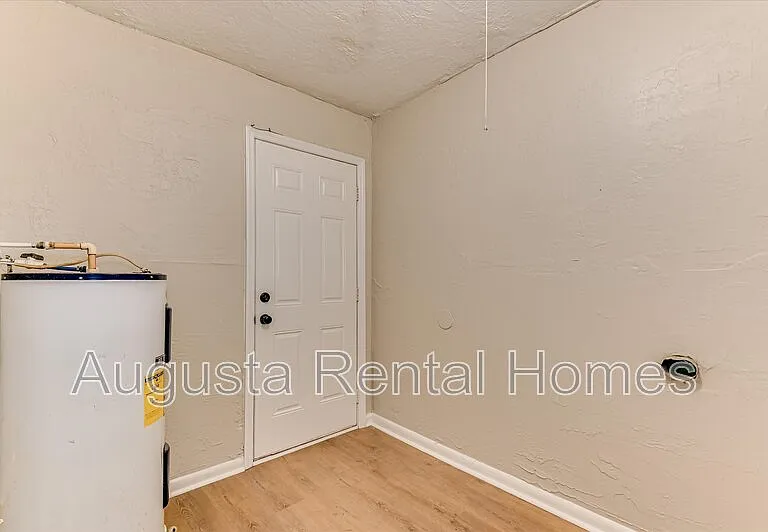 329 E View Dr — Photo 16