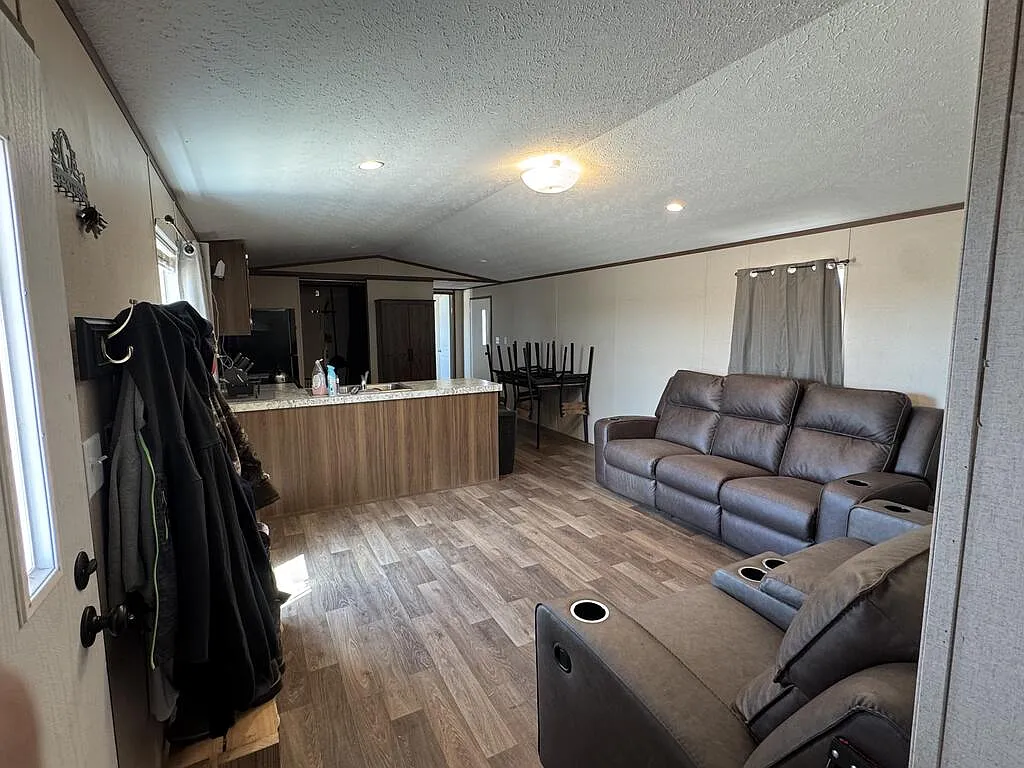 3 bed, 2.0 bath, 924 sqft, $2,500 — Photo 2
