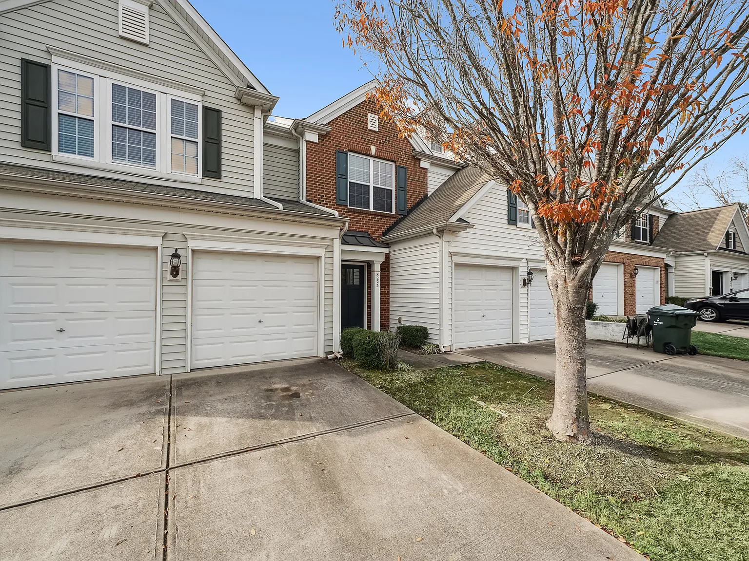 3 bed, 2.5 bath, 1749 sqft, $2,100 — Photo 2