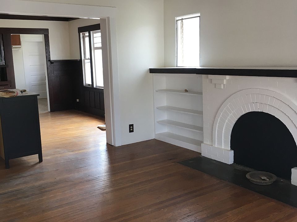 entrance to/viewing living room