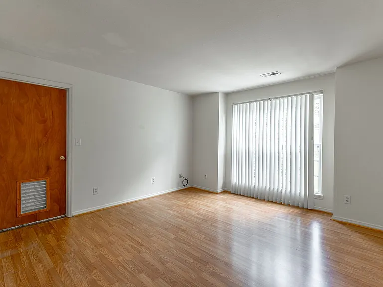 Eastwood Court Apartments — Photo 3
