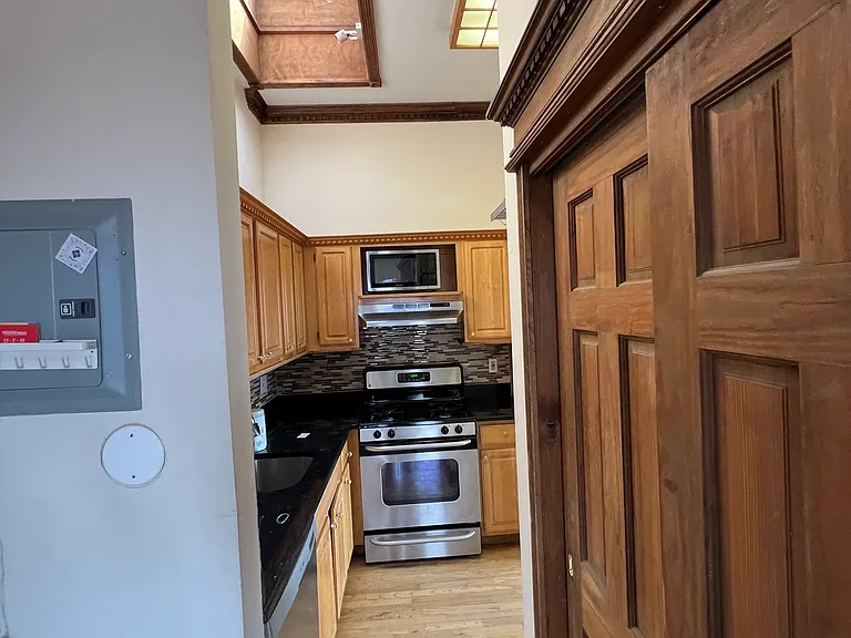 377 14th St #PENTHOUSE — Photo 3