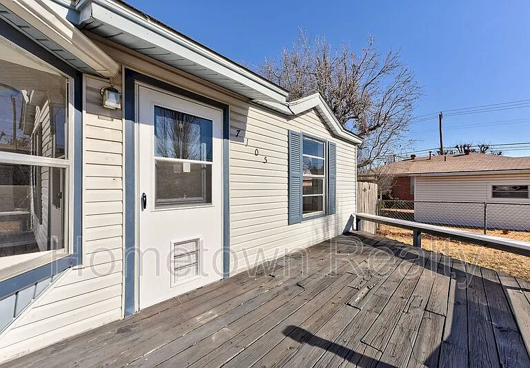 7105 NW 43rd St — Photo 2
