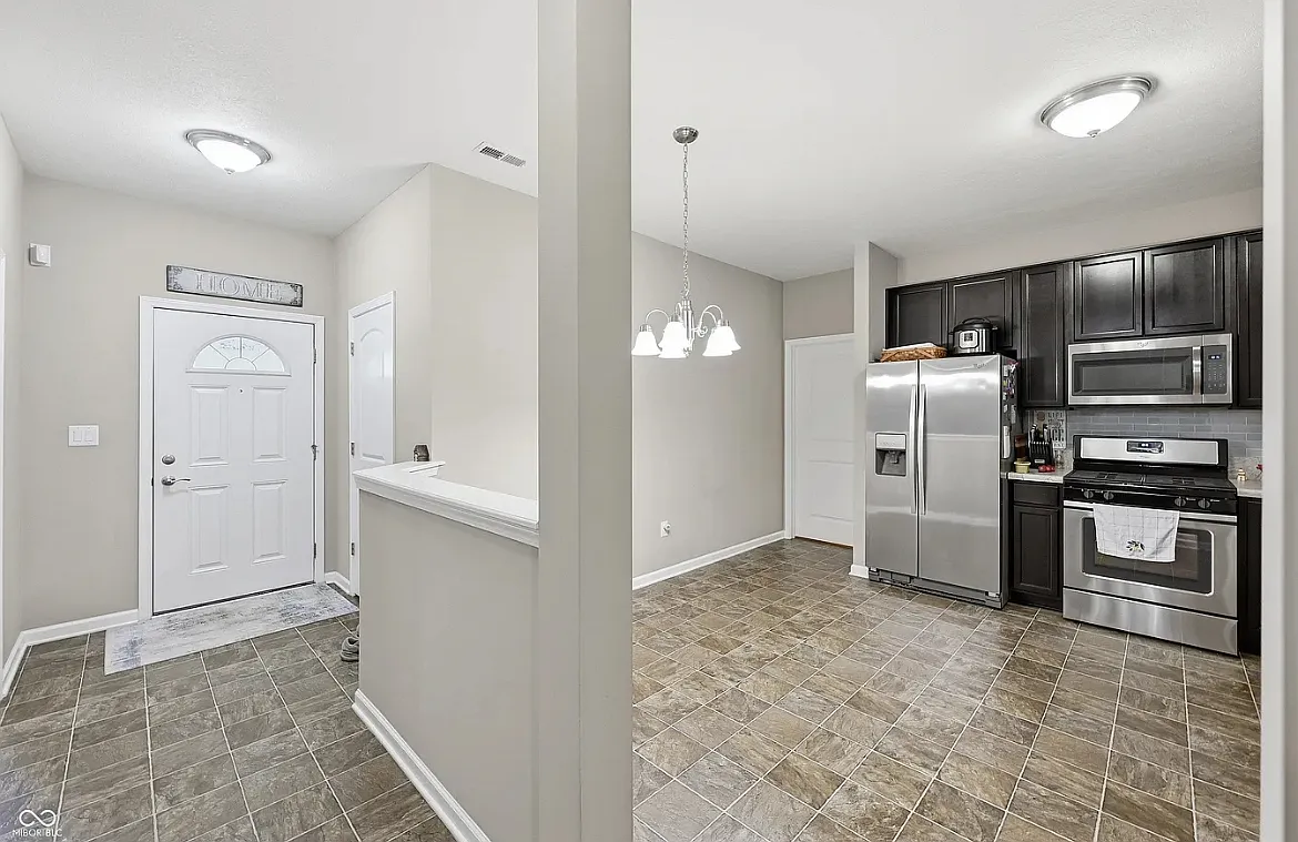 3 bed, 1736 sqft, $2,000 — Photo 2