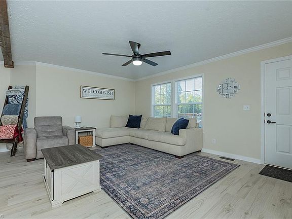 5th image of 396 Regina Dr