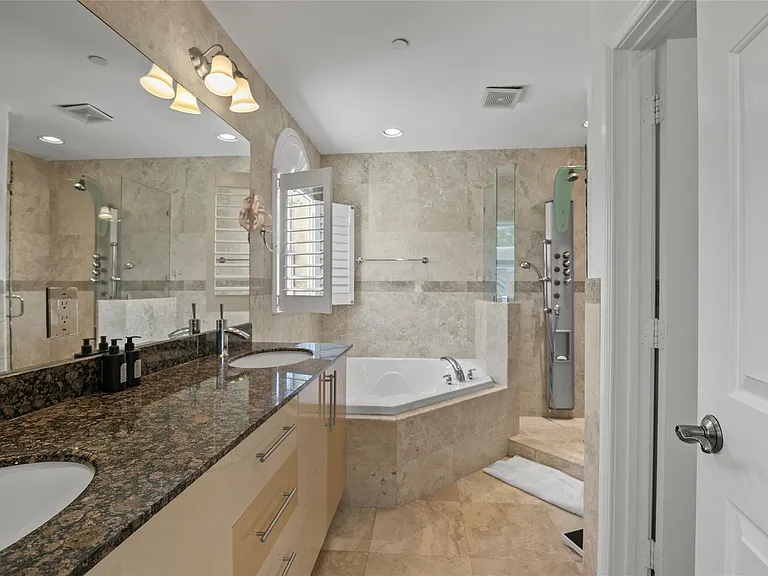 732 NE 15th Ave — Photo 27