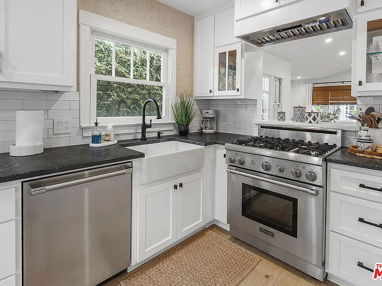 204 S Broadway — Photo 7