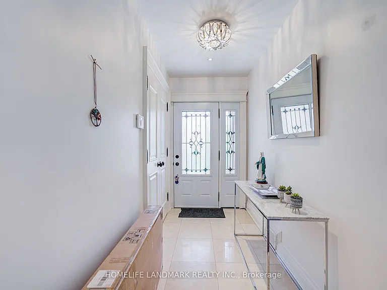 102 Stratford Cres — Photo 6