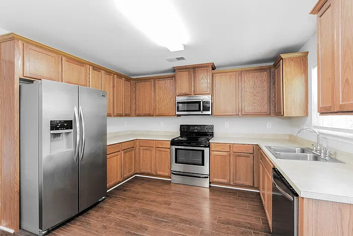 4 bed, 2.5 bath, 2318 sqft, $2,545 — Photo 3