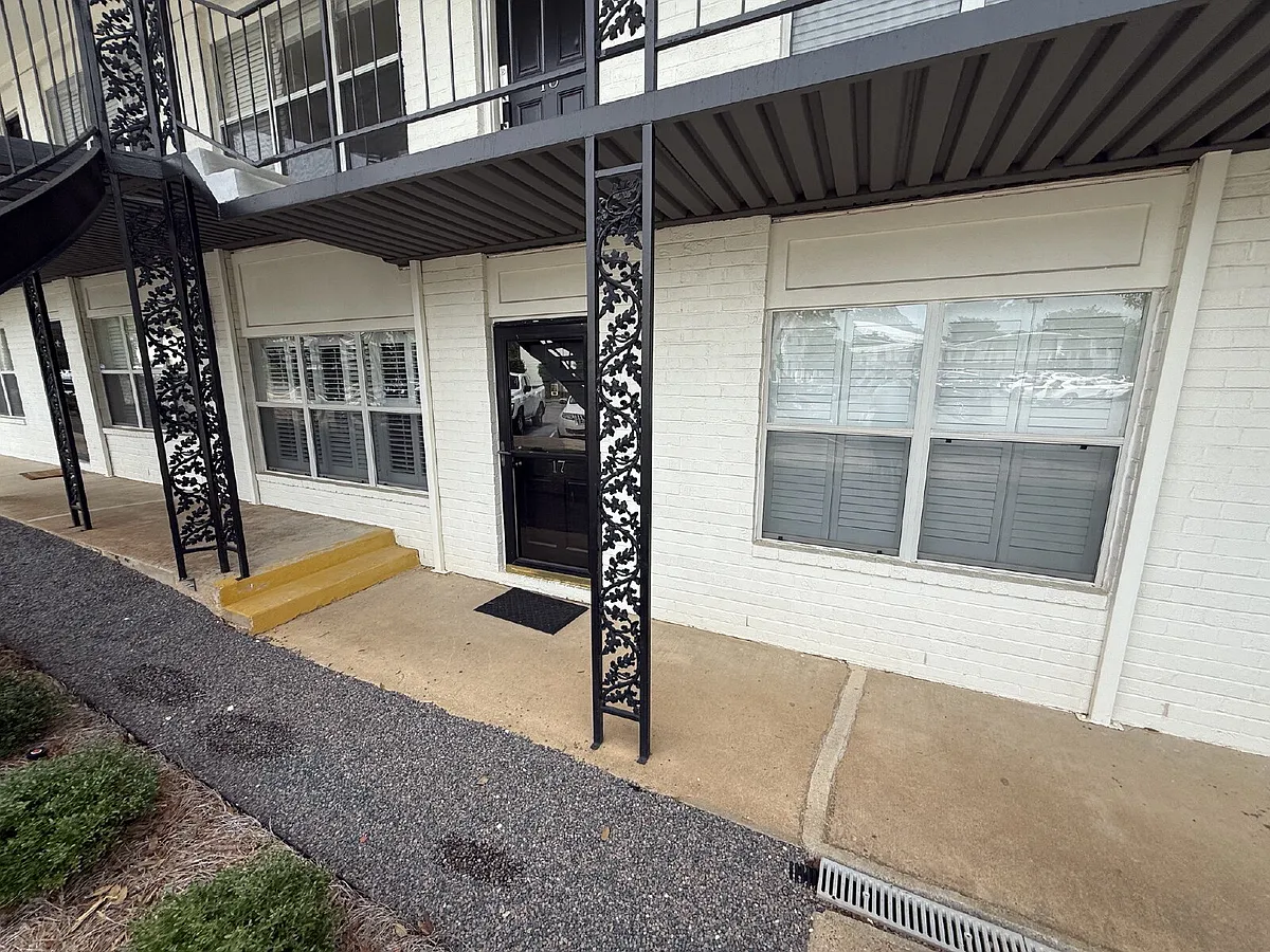Building Photo - 4009 Old Shell Rd #C17