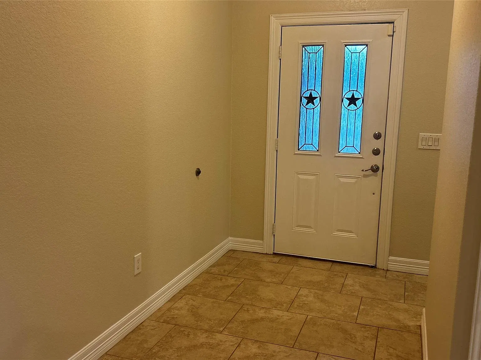 3 bed, 2.0 bath, 1823 sqft, $1,900 — Photo 2