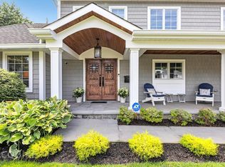 12 Overhill Ln, Roslyn, NY 11576