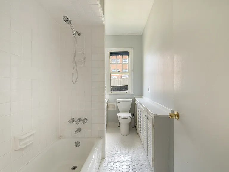 823-825 Columbia St #3 — Photo 5