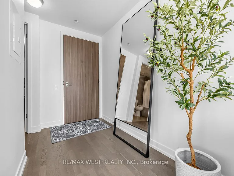 560 King St W #214 — Photo 12