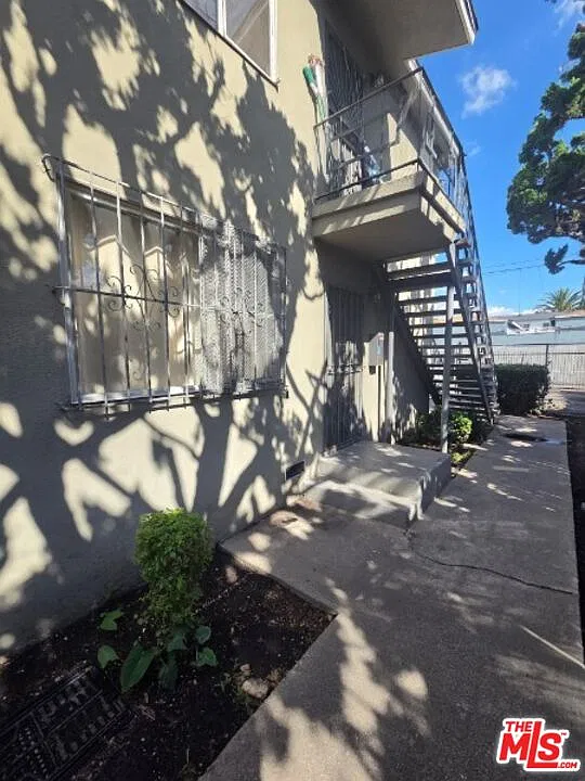 2 bed, 1.0 bath, 606 sqft, $2,000 — Photo 2