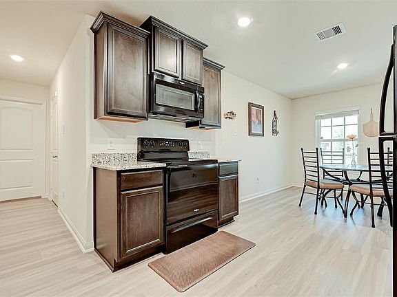 5th image of 15234 Central Lakes Dr