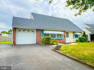 88 Kraft Ln, Levittown, PA 19055
