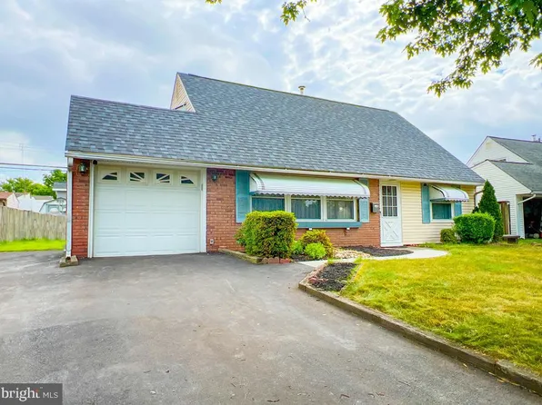 88 Kraft Ln, Levittown, PA 19055