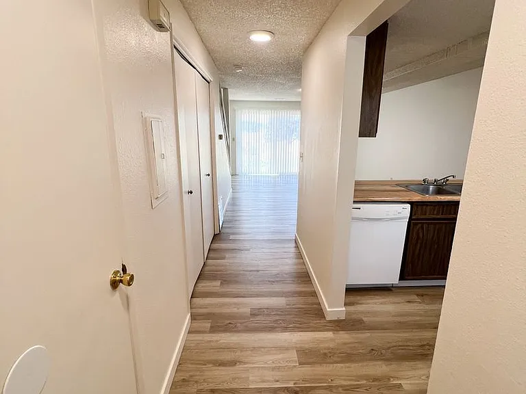 846 Homedale Rd — Photo 3