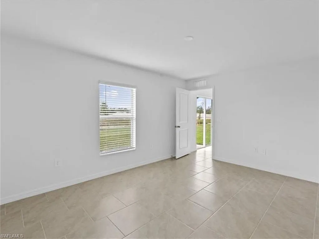 3 bed, 2.0 bath, 1450 sqft, $2,000 — Photo 2
