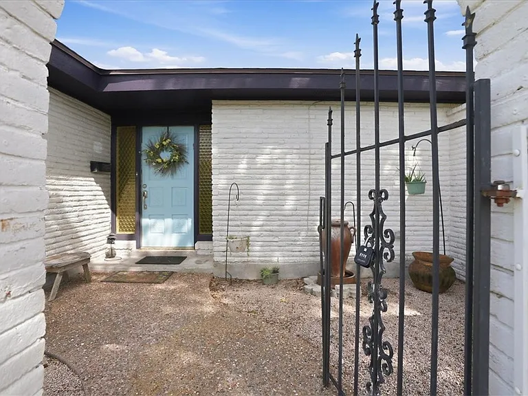 6826 Sahara Dr — Photo 2