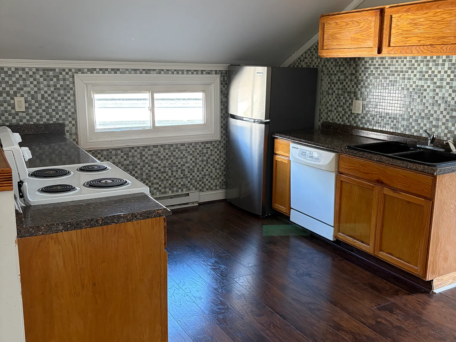 3 bed, 850 sqft, $1,650 — Photo 1