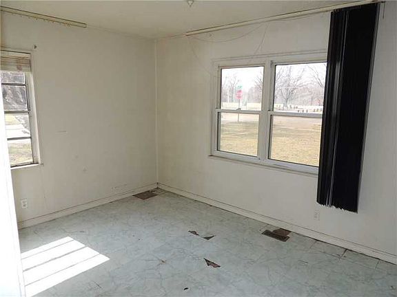 5th image of 1305 E Fall Creek Parkway North Dr