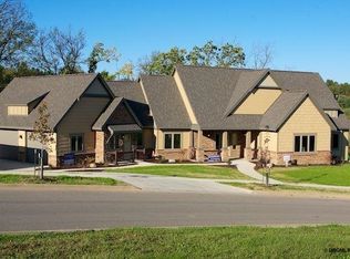1729 Creek Wood Dr, Dubuque, IA 52003