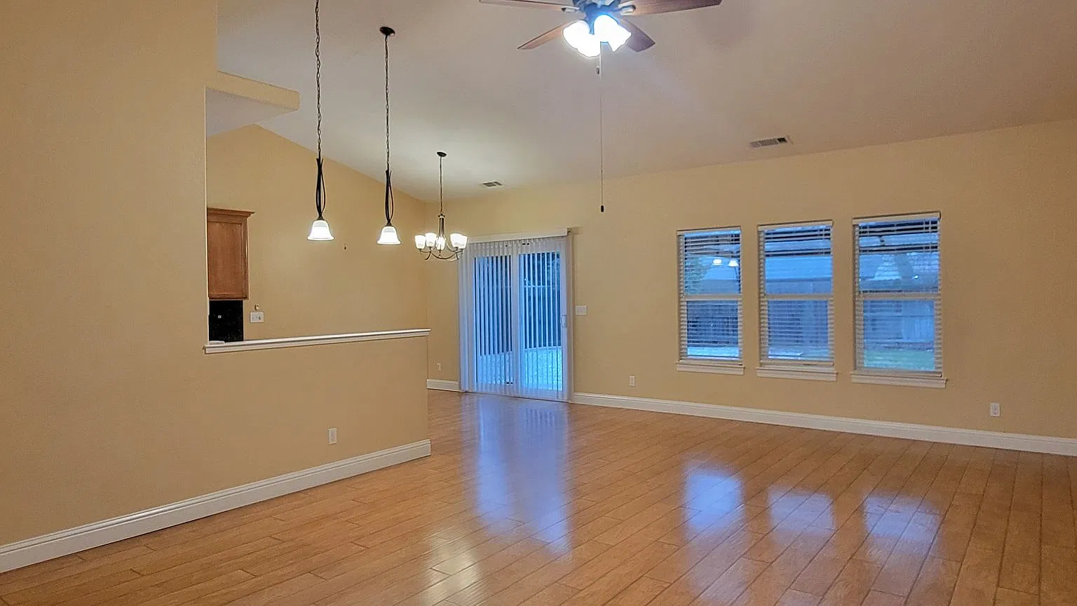 Beautiful Home in Crown Estates *Can be available sooner! — Photo 2