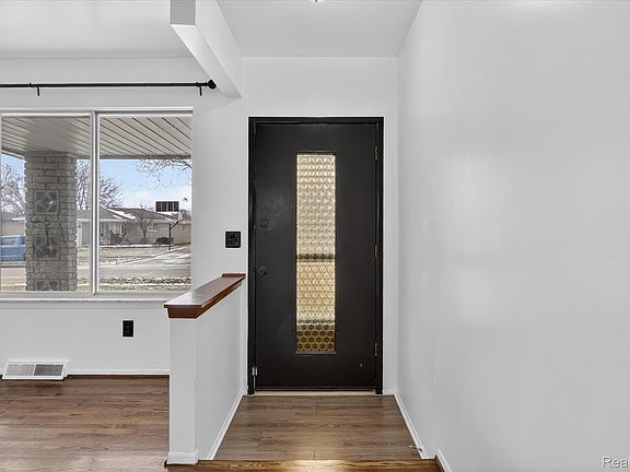 5th image of 2995 Groves Dr