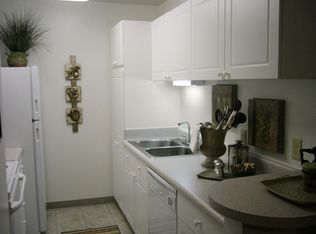 1009 W Rue De La Banque APT I, Creve Coeur, MO 63141