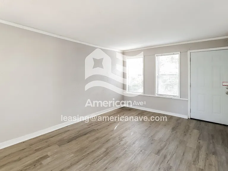 1458538_002_living_room_14092856.jpg