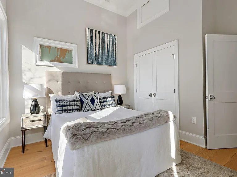 Higher ceilings in bedroom