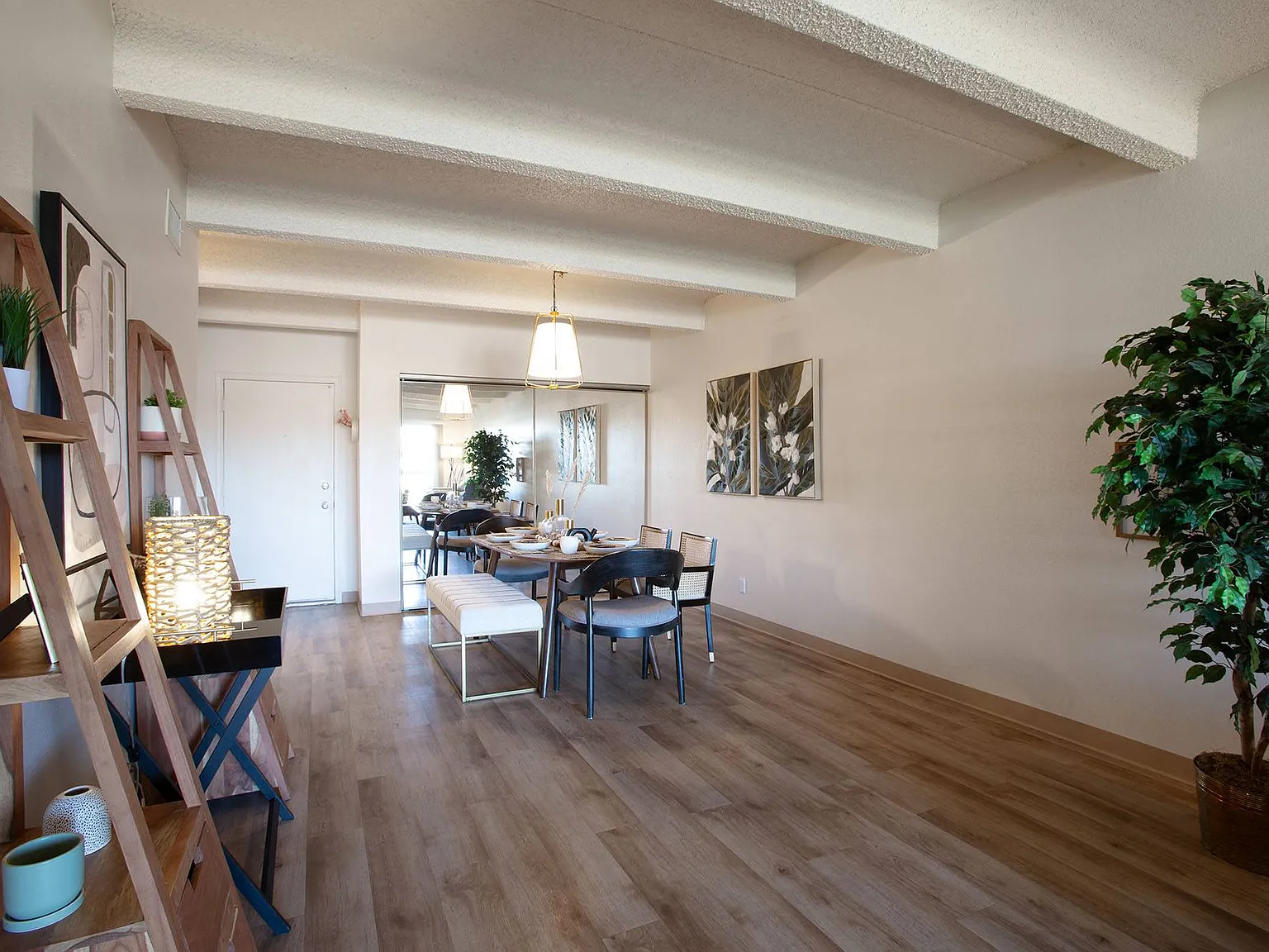 Los Altos Towers — Photo 4