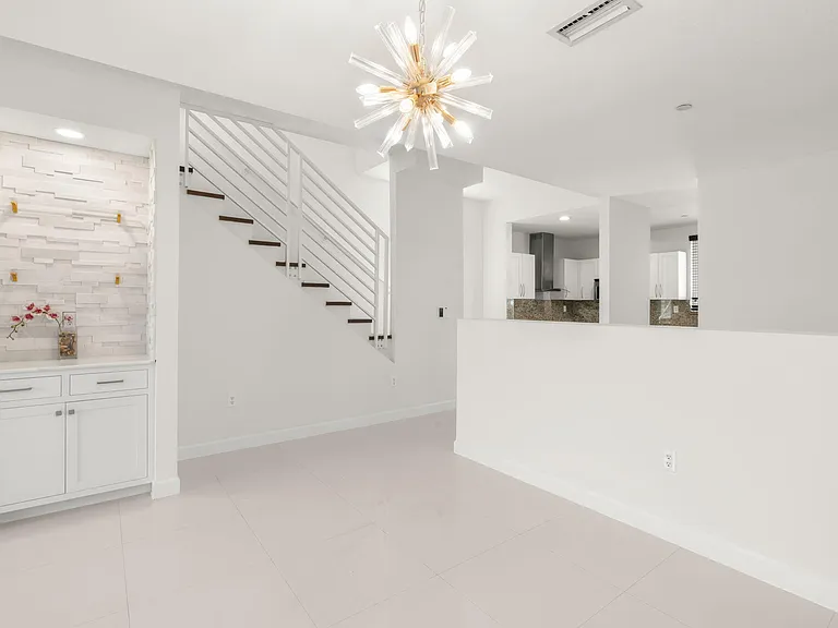 622 NE 10th Ave — Photo 23
