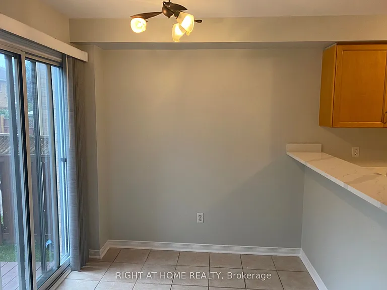 2351 Newcastle Cres — Photo 4