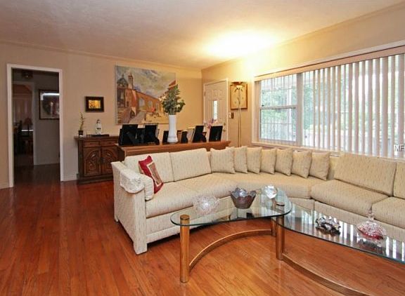 4th image of 611 Mayfair Cir