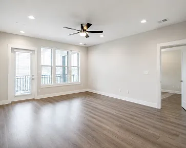 1 bed, 1.0 bath, 700 sqft, $990 — Photo 2