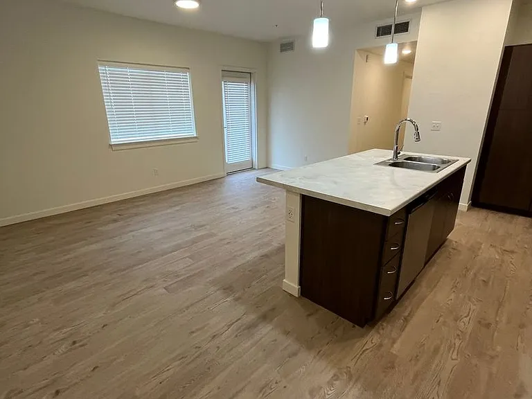 Lexington Sky Apartments — Photo 40